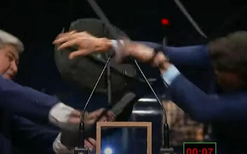 Locutor mantendo compostura durante uma transmissão ao vivo e intensa