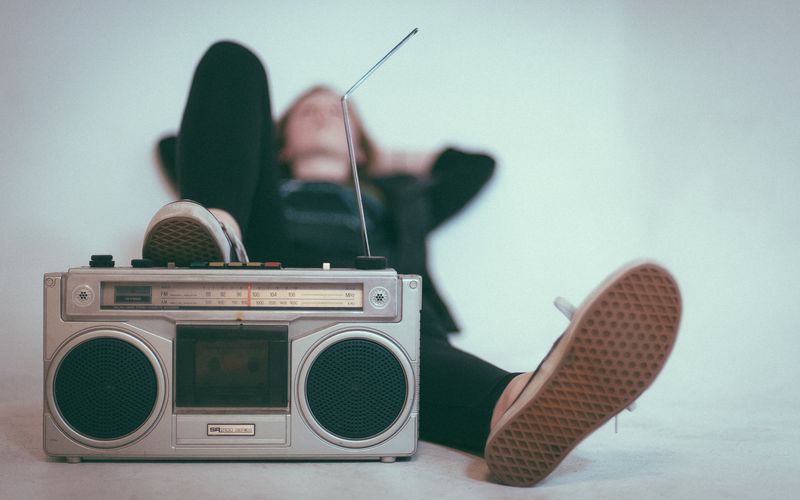 Logo Forbes e equipamento de transmissão de rádio profissional