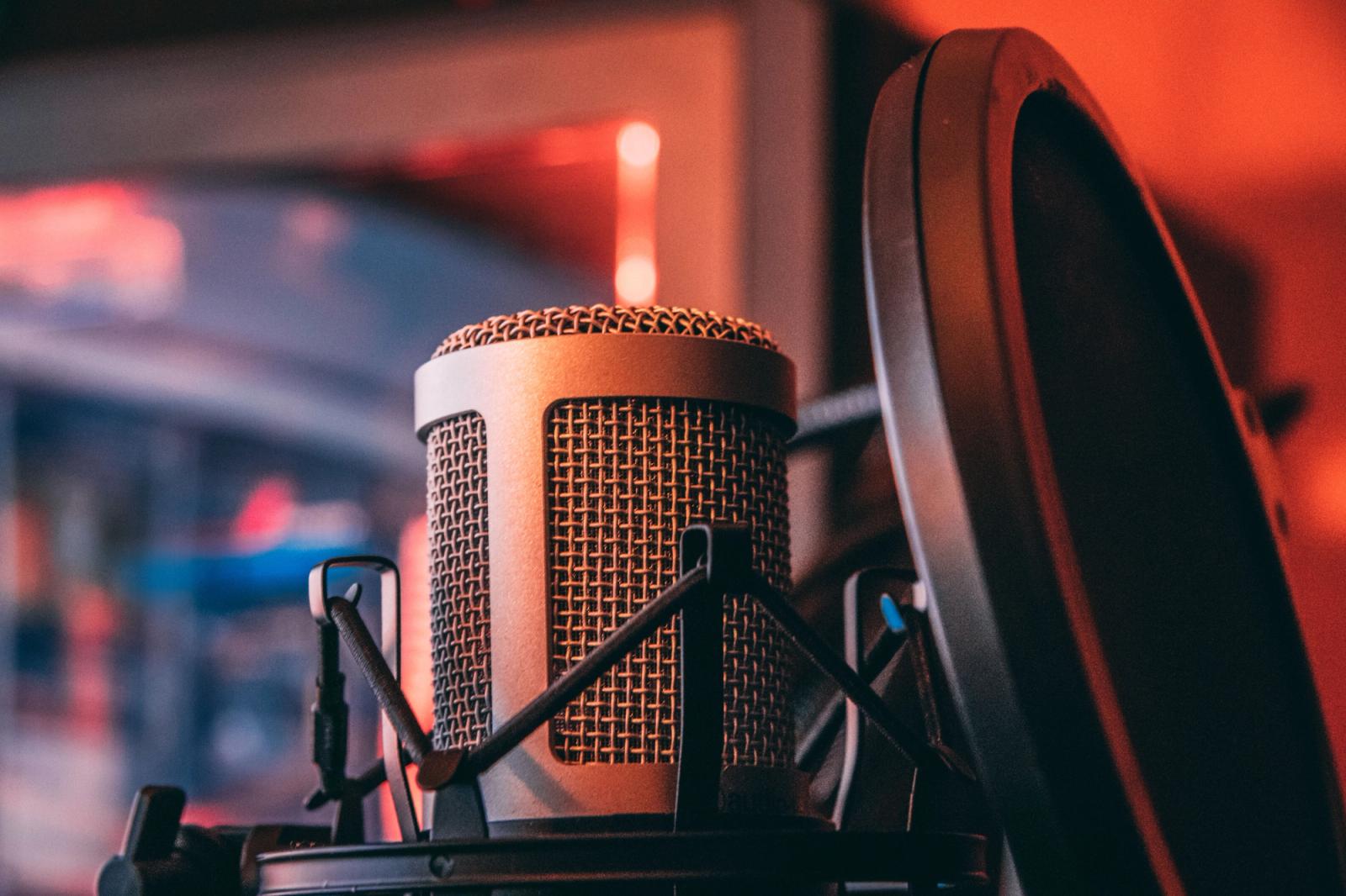 Locutor em estúdio controlando respiração durante gravação profissional.