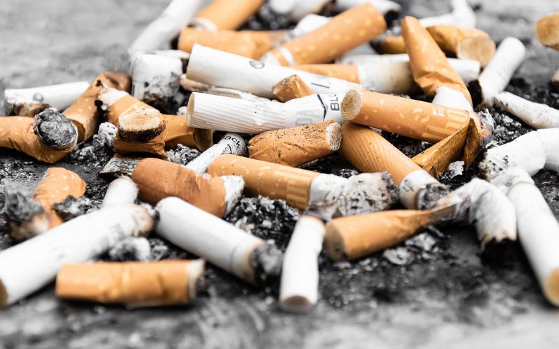 Cigarro eletrônico em destaque alertando para perigos à saúde