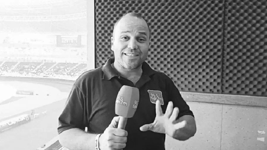 Narrador legendário em cabine de transmissão da Rádio Tupi