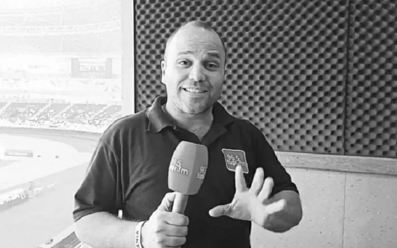 Narrador legendário em cabine de transmissão da Rádio Tupi