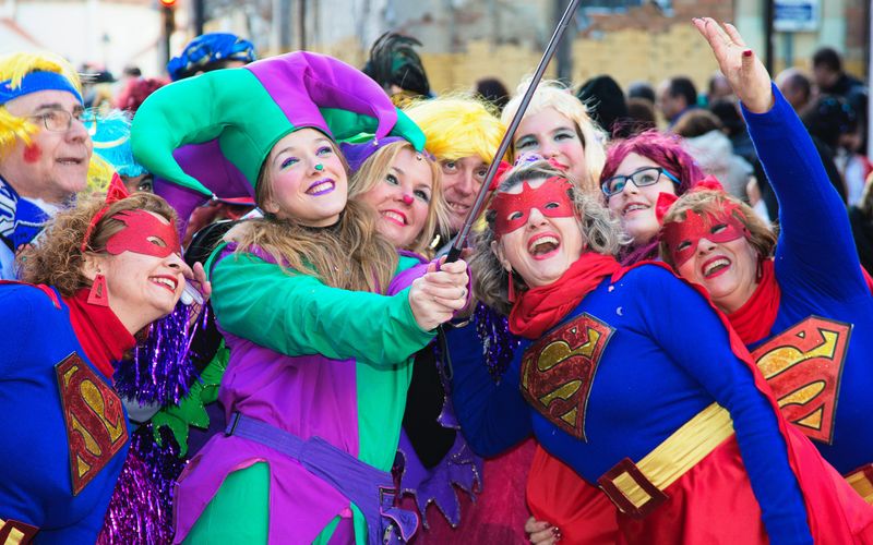 Foliões dançam em bloco de rua durante o pré-carnaval carioca