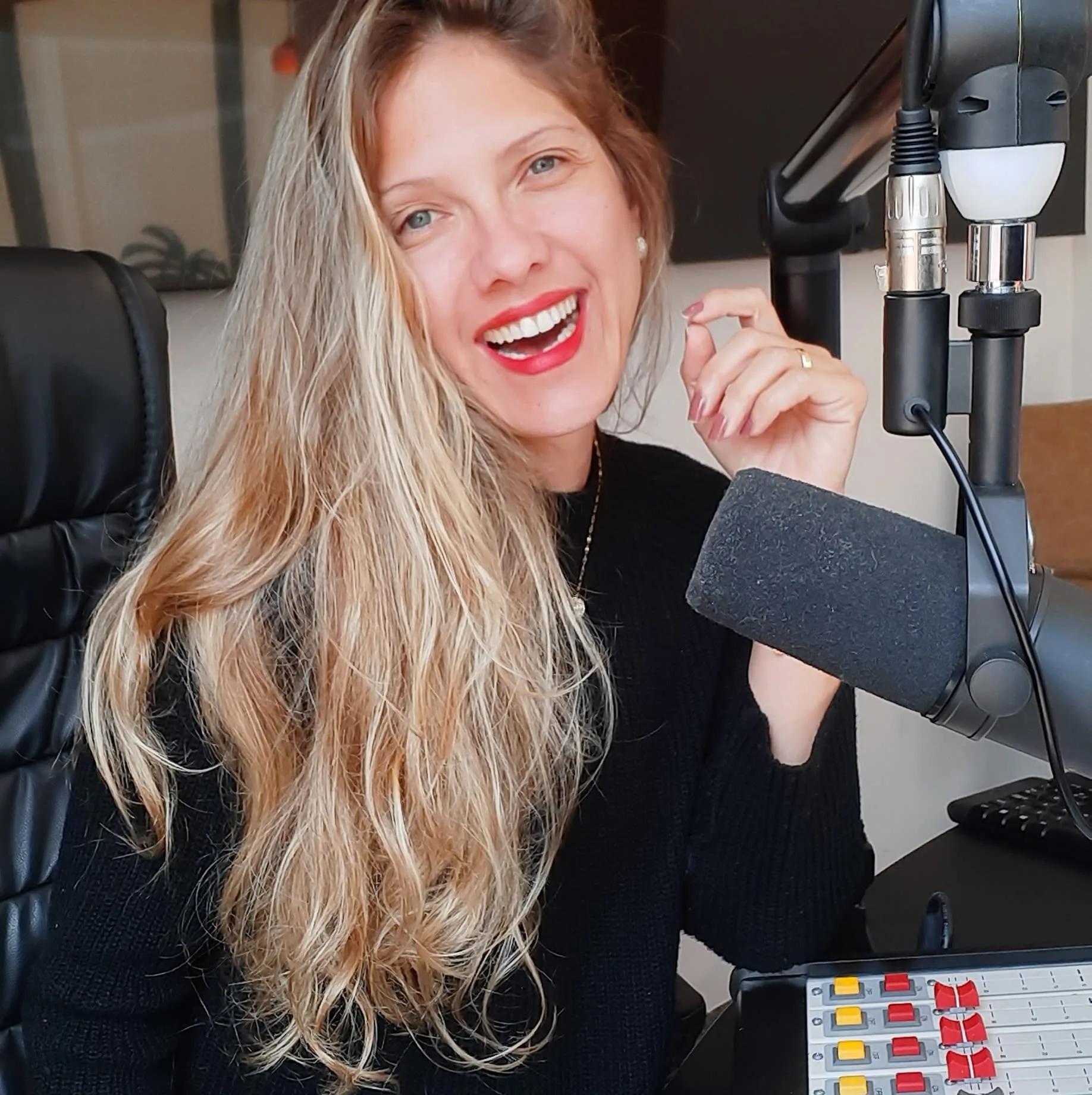 Vanessa Victorino, locutora da Positividade FM