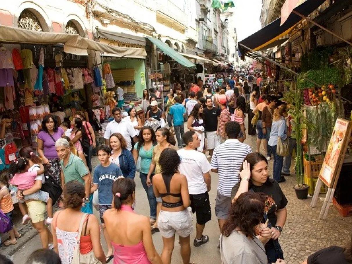 Interior do Saara com comerciantes, moradores e ouvintes reunidos