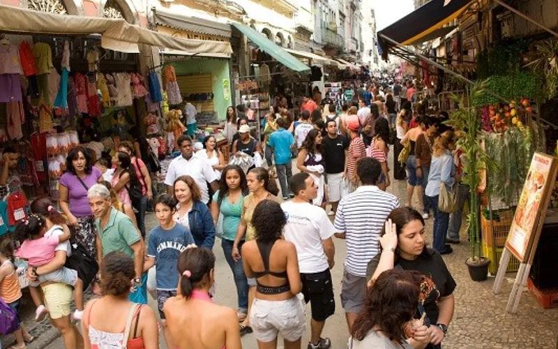 Interior do Saara com comerciantes, moradores e ouvintes reunidos