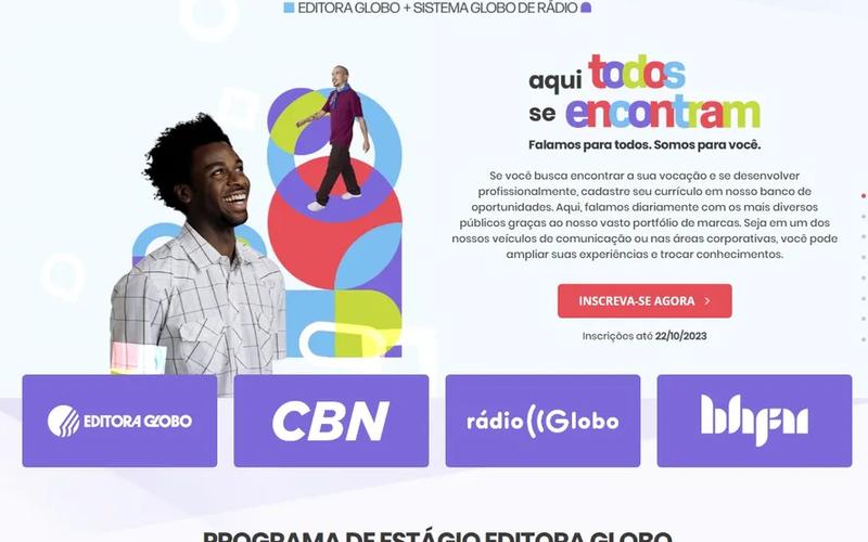 Profissionais em estúdio de rádio e televisão trabalhando juntos