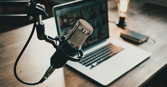 Estúdio de rádio com microfone profissional e painel de controle