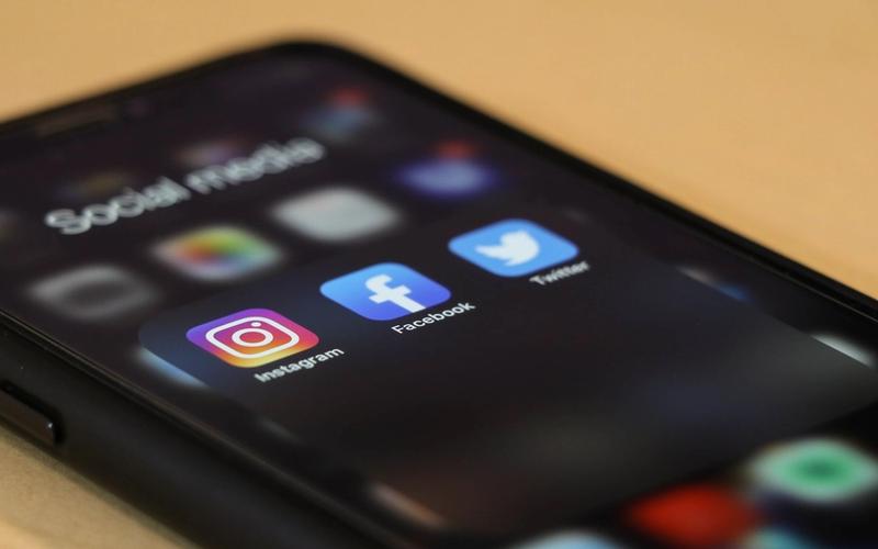 Celular com redes sociais na tela