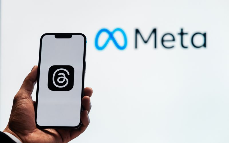 Interface do Meta com ícones de notas de comunidade e moderação digital