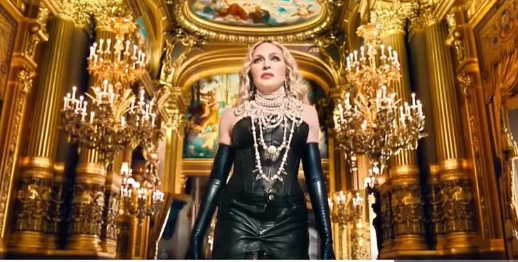 Madonna em performance de palco brilhante durante seu show épico