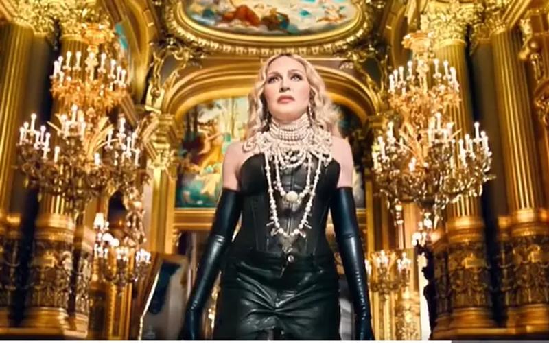 Madonna em performance de palco brilhante durante seu show épico