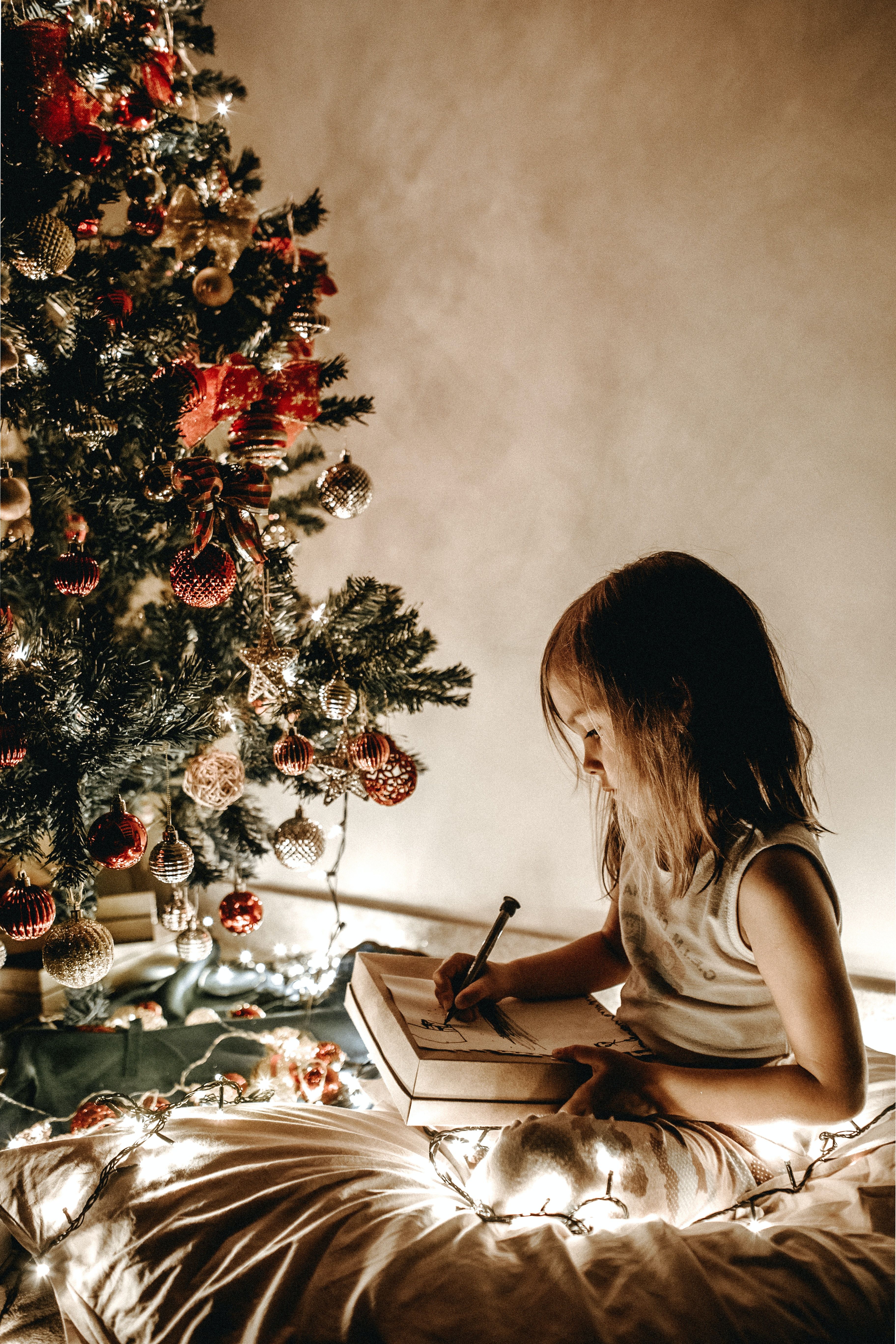 Cartas e presentes coloridos prontos para serem entregues no Natal