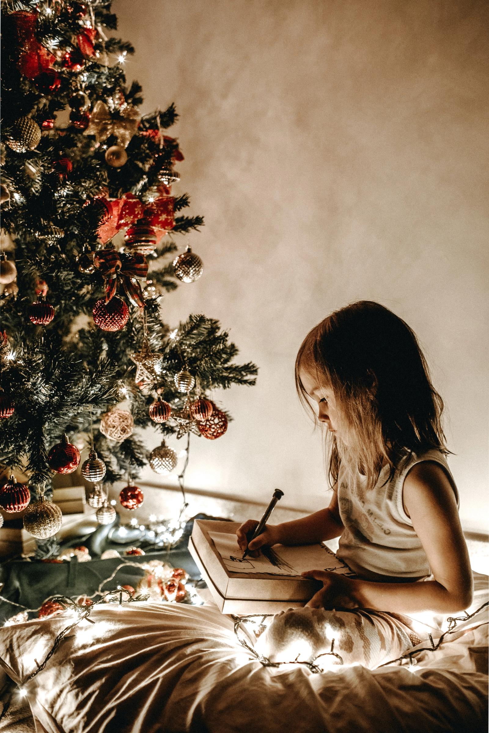 Cartas e presentes coloridos prontos para serem entregues no Natal