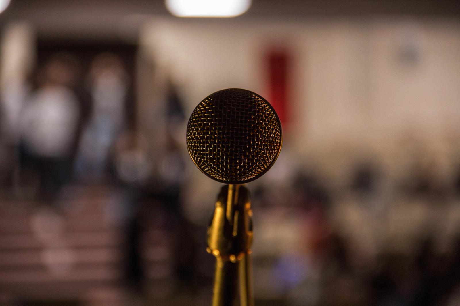 Plateia atenta assistindo apresentação ou debate em ambiente formal