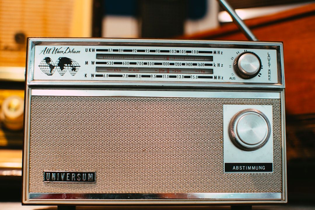 Locutor Big Boy em estúdio de rádio dos anos oitenta e noventa