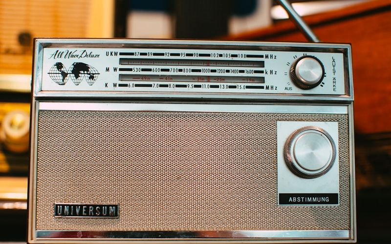 Locutor Big Boy em estúdio de rádio dos anos oitenta e noventa
