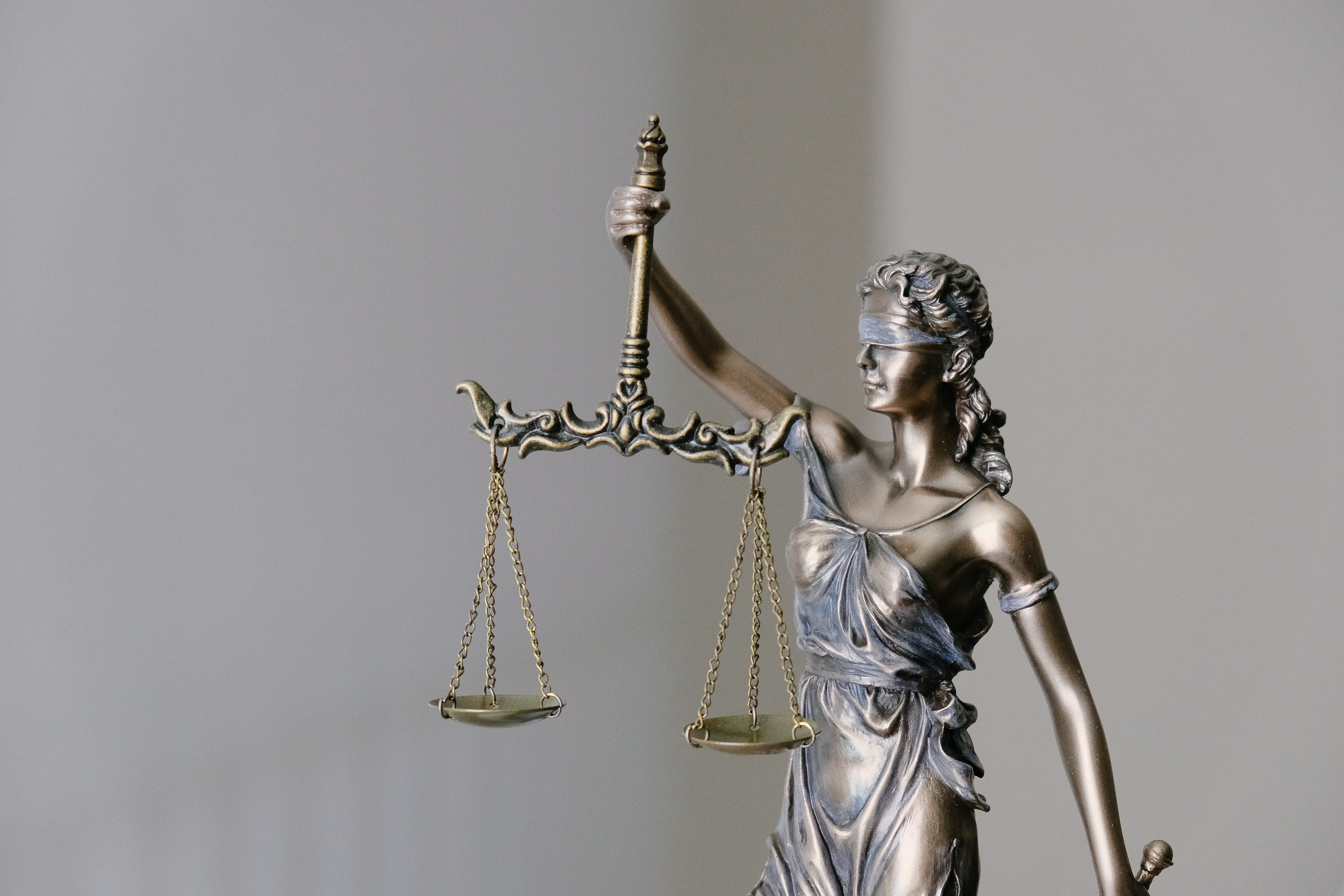 Símbolo de rede social com ícone de moderação contra discursos prejudiciais