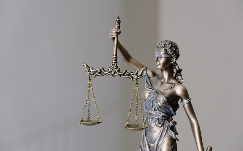 Símbolo de rede social com ícone de moderação contra discursos prejudiciais