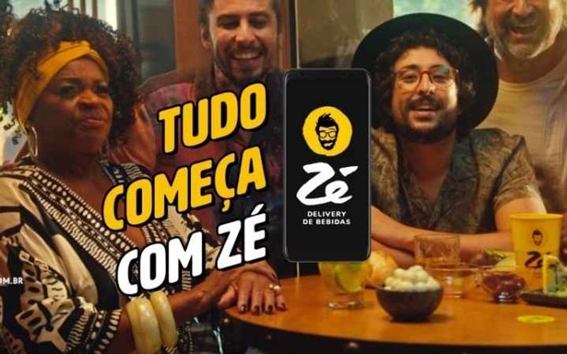 Pessoas celebrando amigo secreto com bebidas e geladeira personalizada