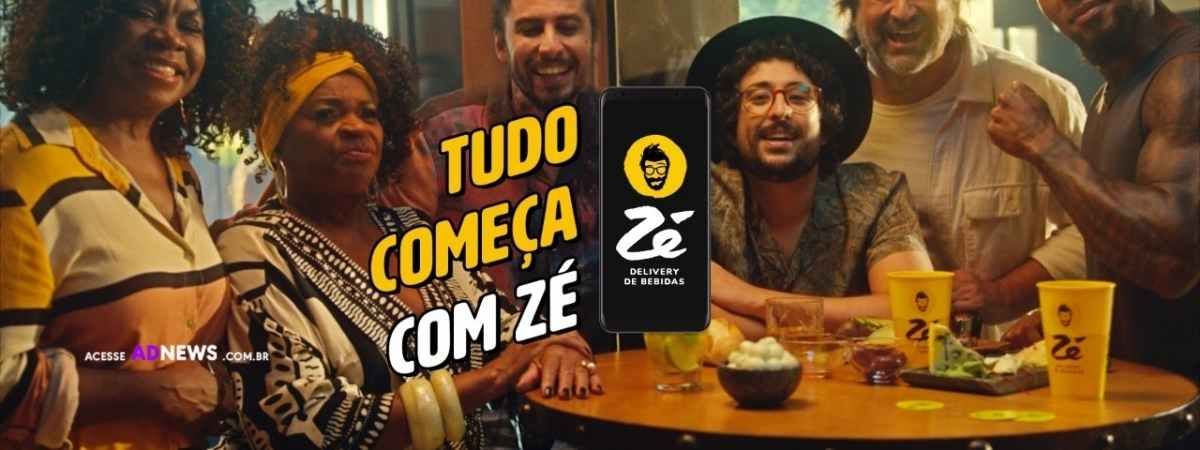 Pessoas celebrando amigo secreto com bebidas e geladeira personalizada