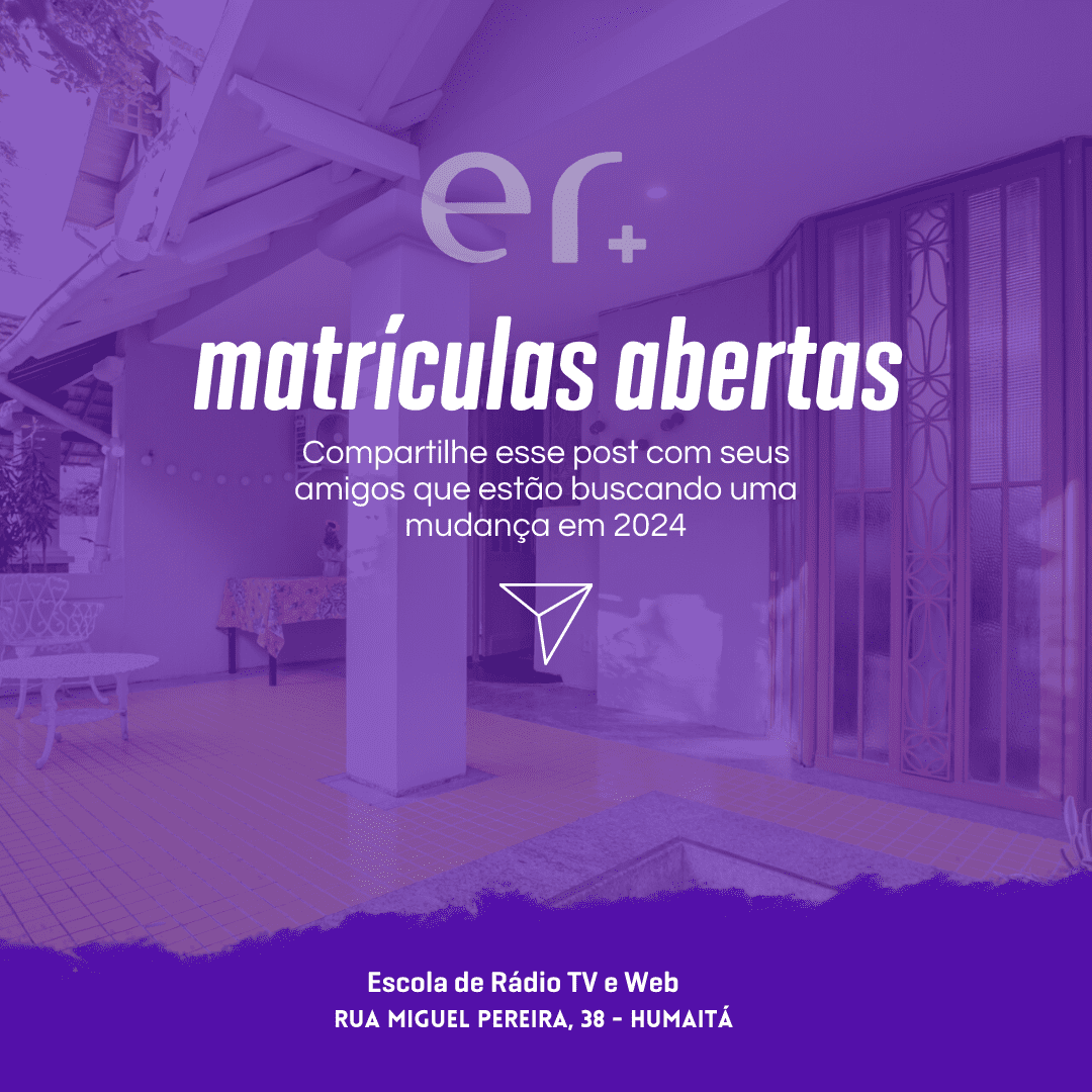 Estúdio de gravação ou sala de aula com alunos e equipamento