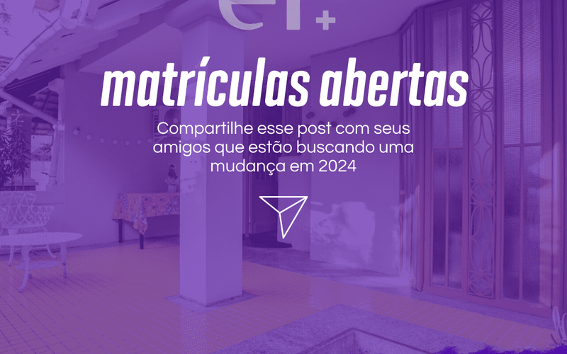 Estúdio de gravação ou sala de aula com alunos e equipamento