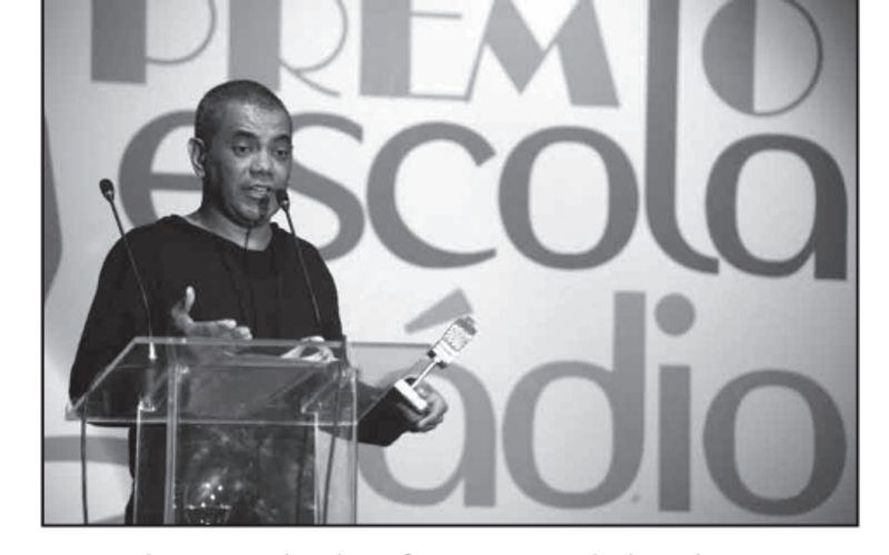 Alunos e professores em momentos da história da Escola de Rádio