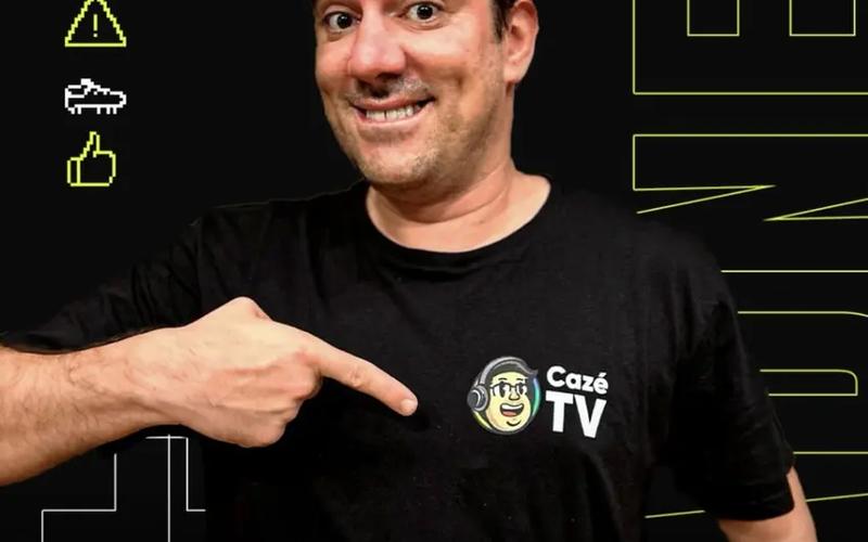Marcelo Adnet sorridente em cenário de estúdio de televisão moderno