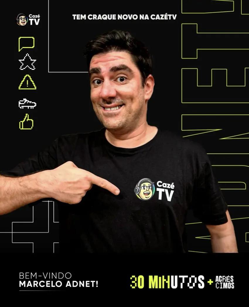 Marcelo Adnet sorridente em cenário de estúdio de televisão moderno