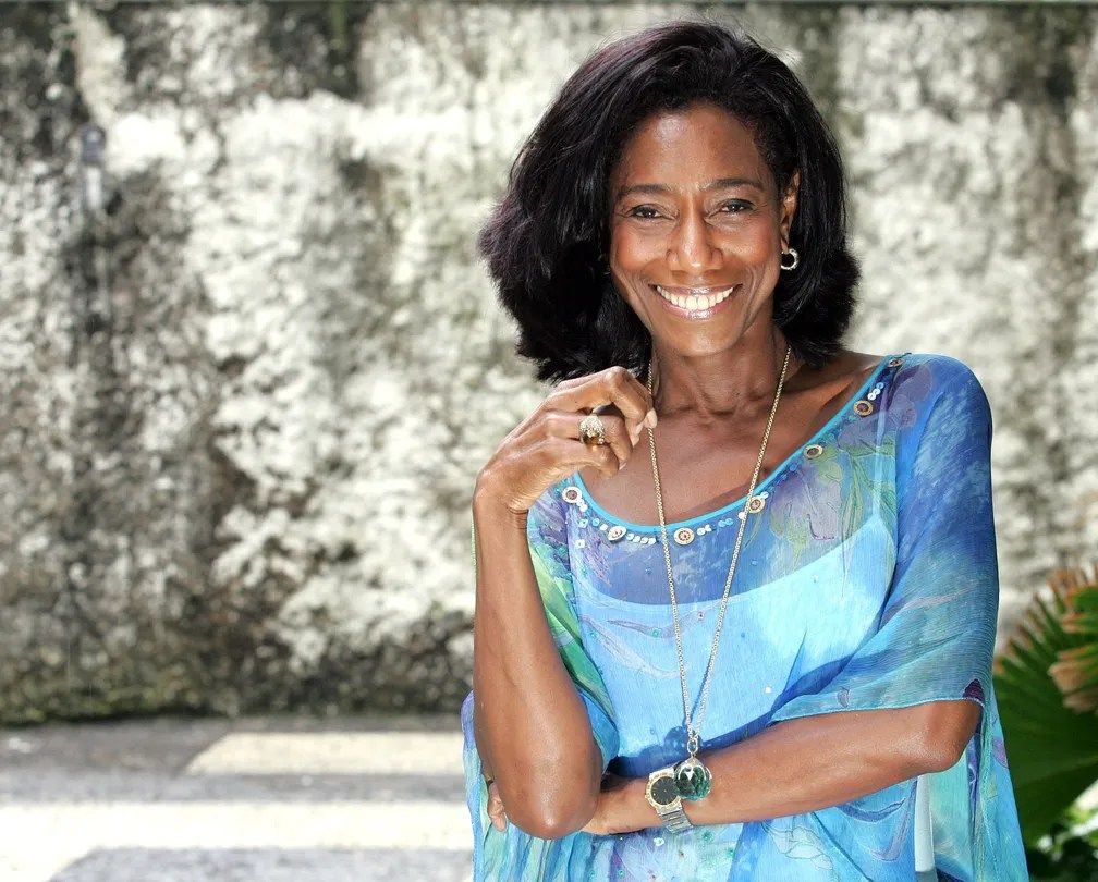 Retrato de Glória Maria em estúdio de televisão ao longo de sua carreira