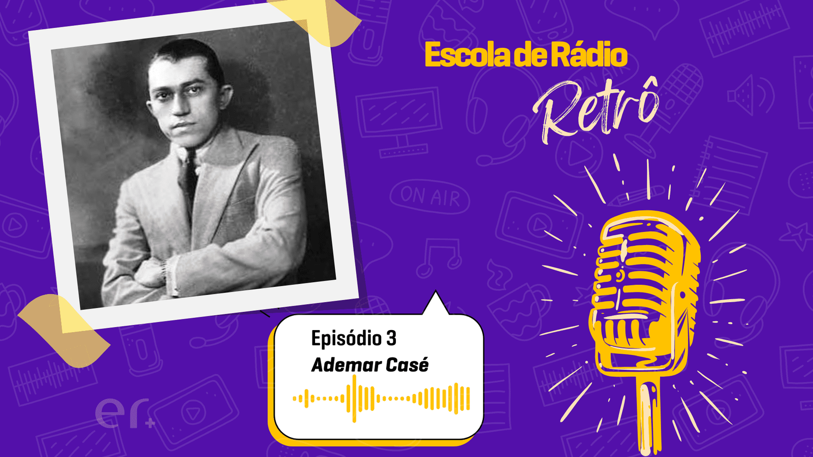 Estúdio de rádio histórico com equipamentos da era clássica