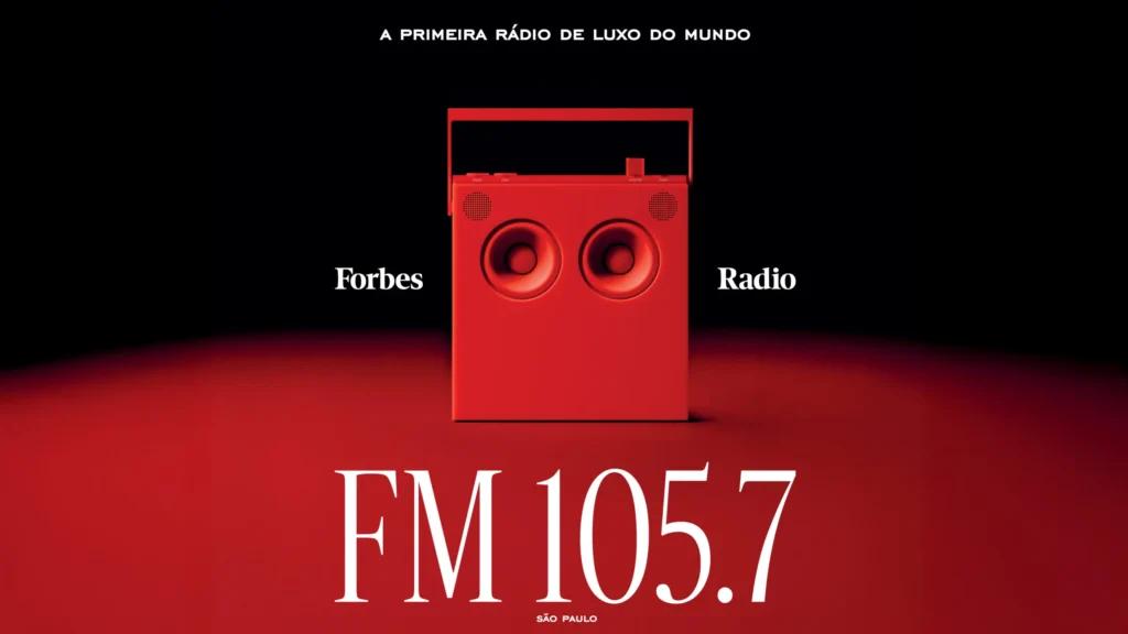 Estúdio de rádio moderno com microfone e painel de transmissão
