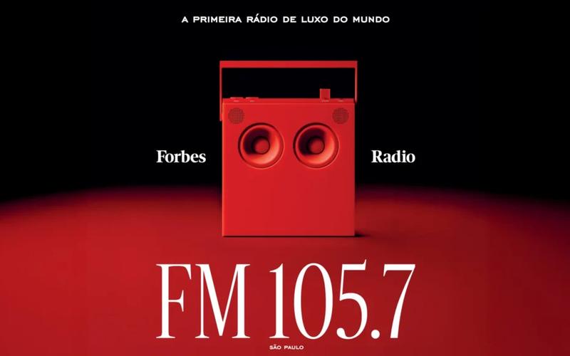 Estúdio de rádio moderno com microfone e painel de transmissão
