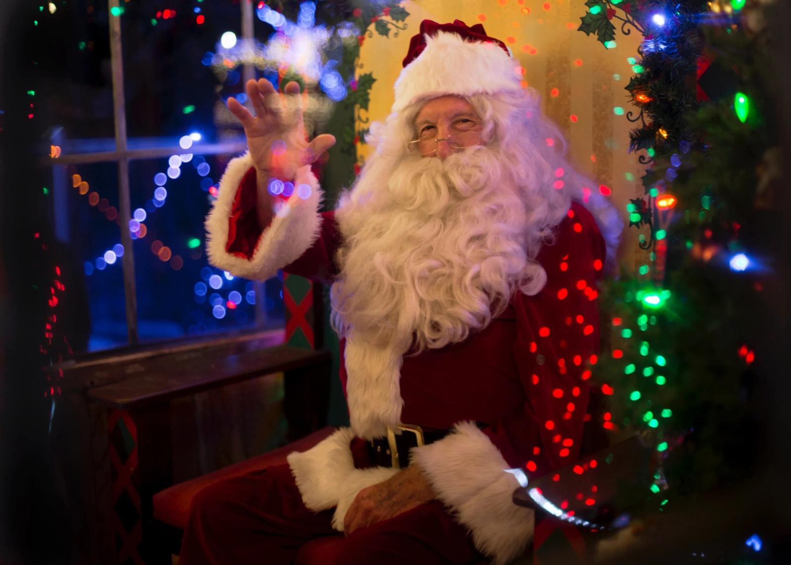 Papai Noel digital em tela com elementos de inteligência artificial ao fundo
