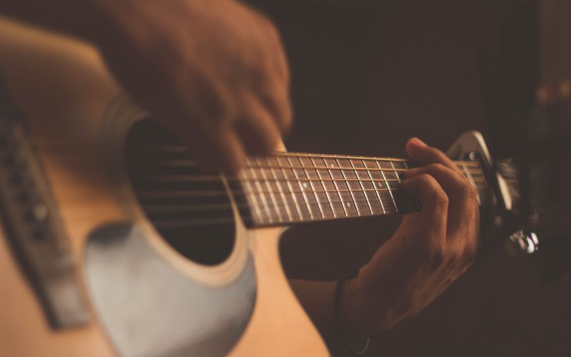 Artista em apresentação durante festival celebrando 100 anos de rádio
