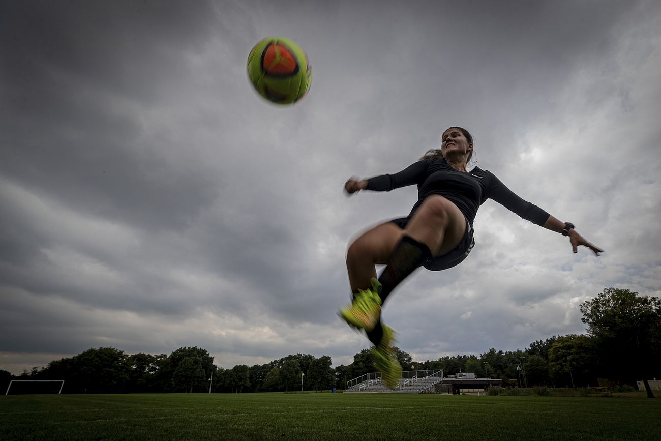 Bola de futebol em campo de grama simbolizando paixão pelo esporte