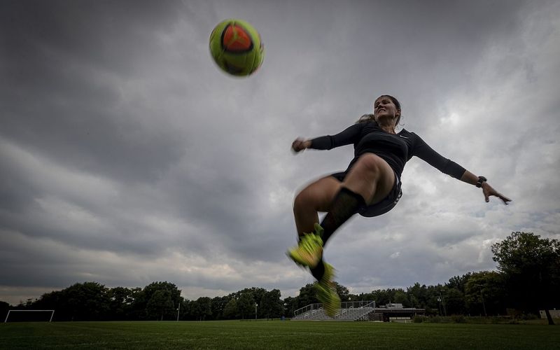 Bola de futebol em campo de grama simbolizando paixão pelo esporte