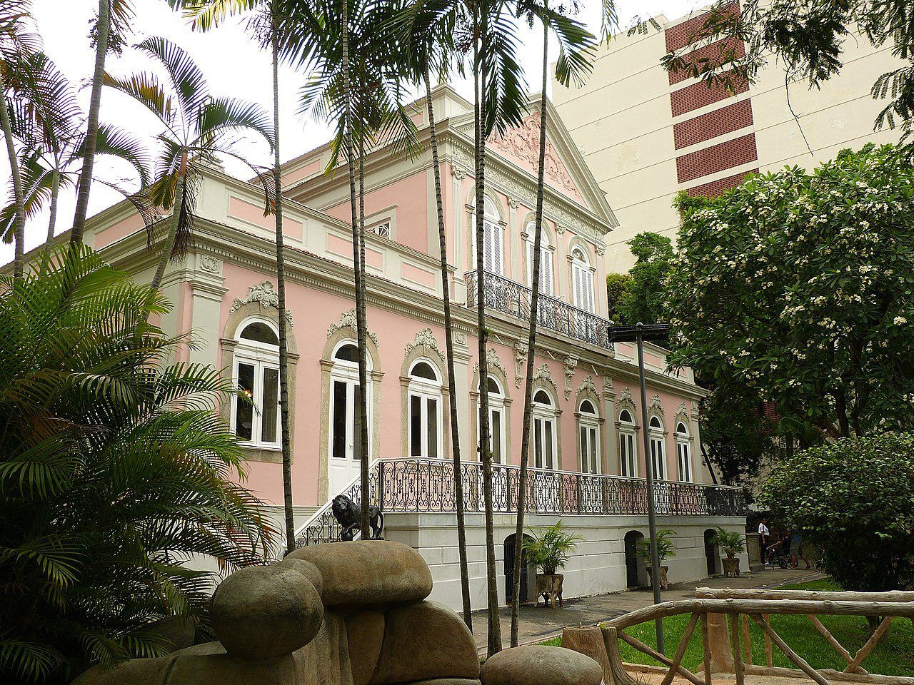 Fachada histórica e acervo preservado da Casa Rui Barbosa