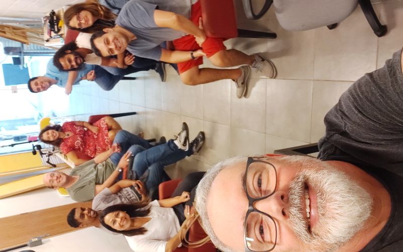 Alunos em sala de aula prática de estúdio de rádio com equipamentos