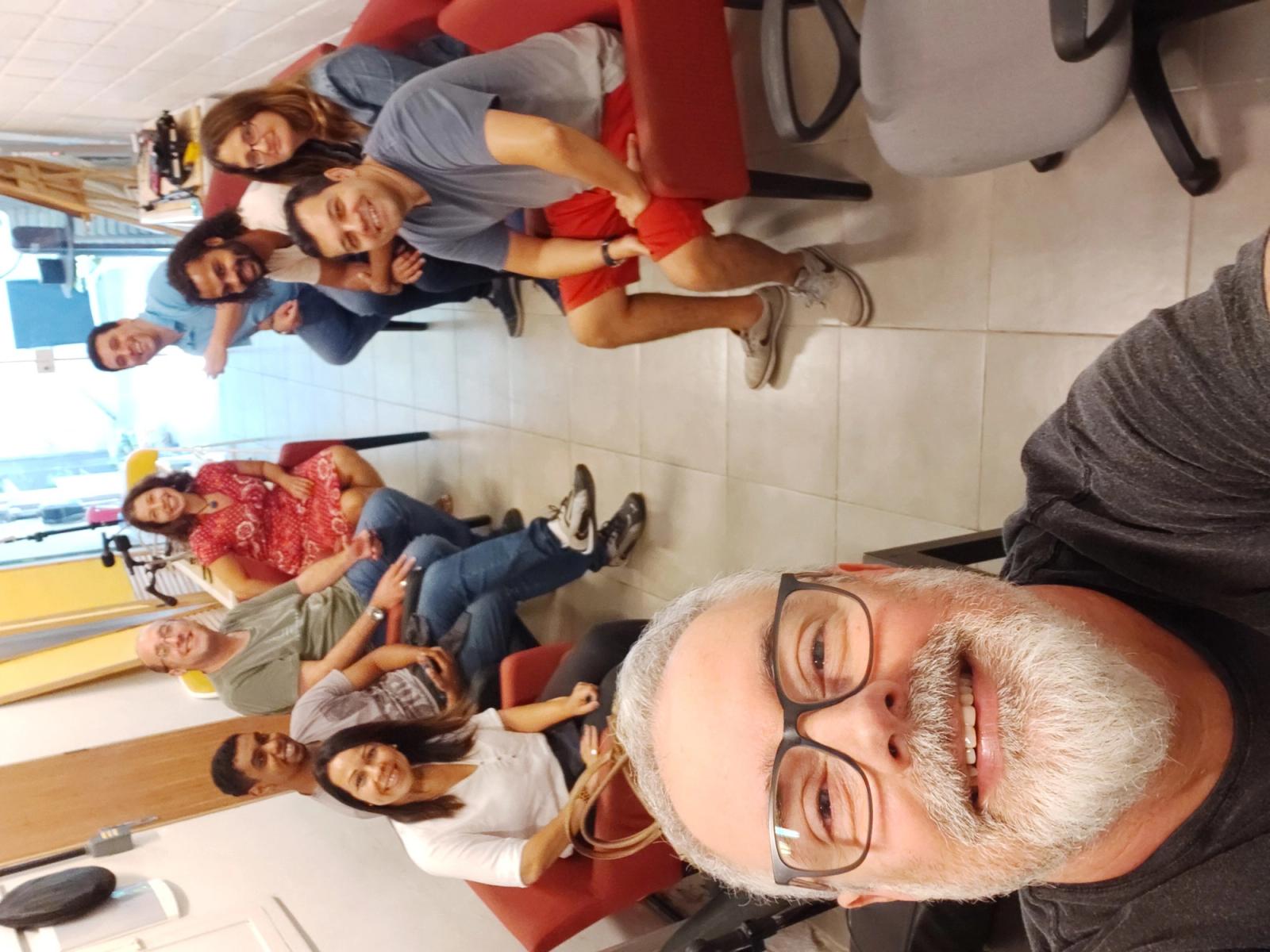 Alunos em sala de aula prática de estúdio de rádio com equipamentos