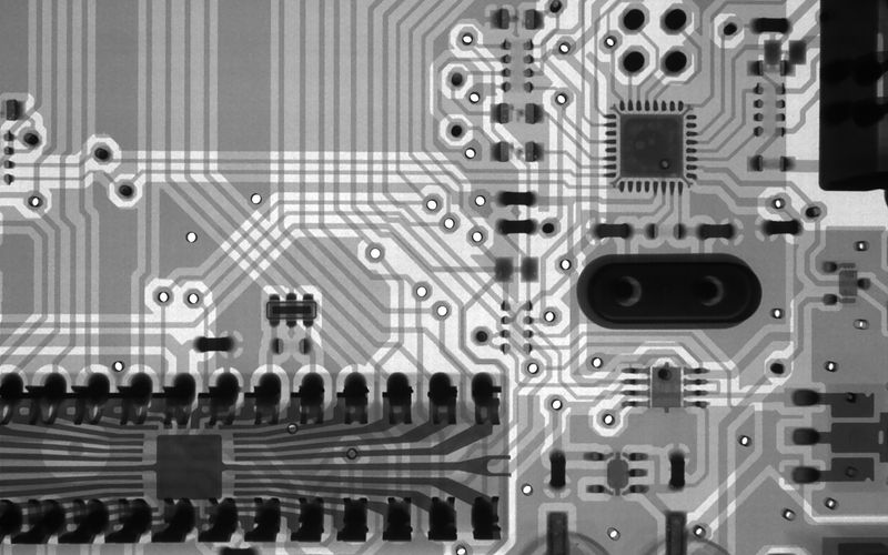 Sensor adesivo translúcido na pele com padrões eletrônicos integrados