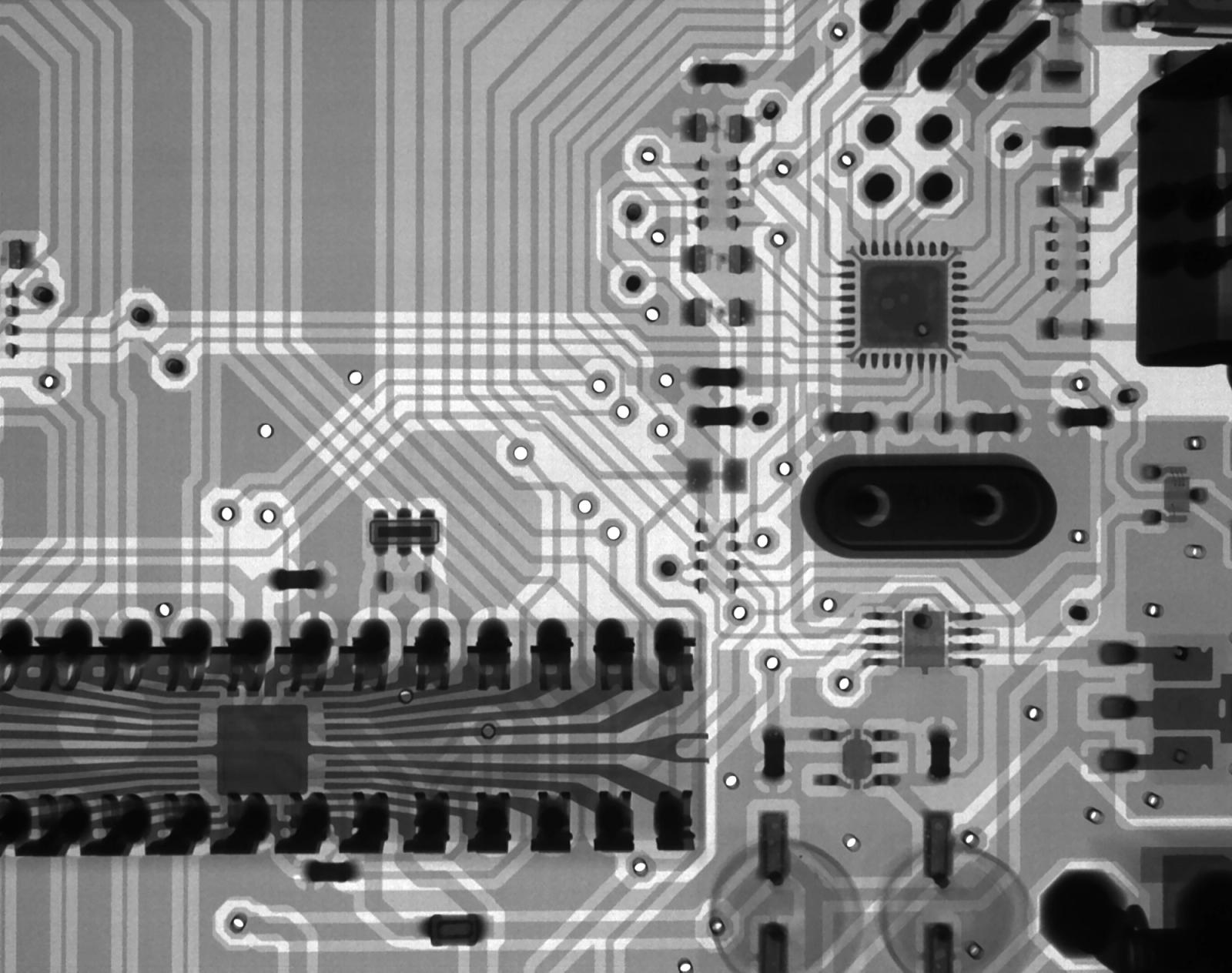 Sensor adesivo translúcido na pele com padrões eletrônicos integrados