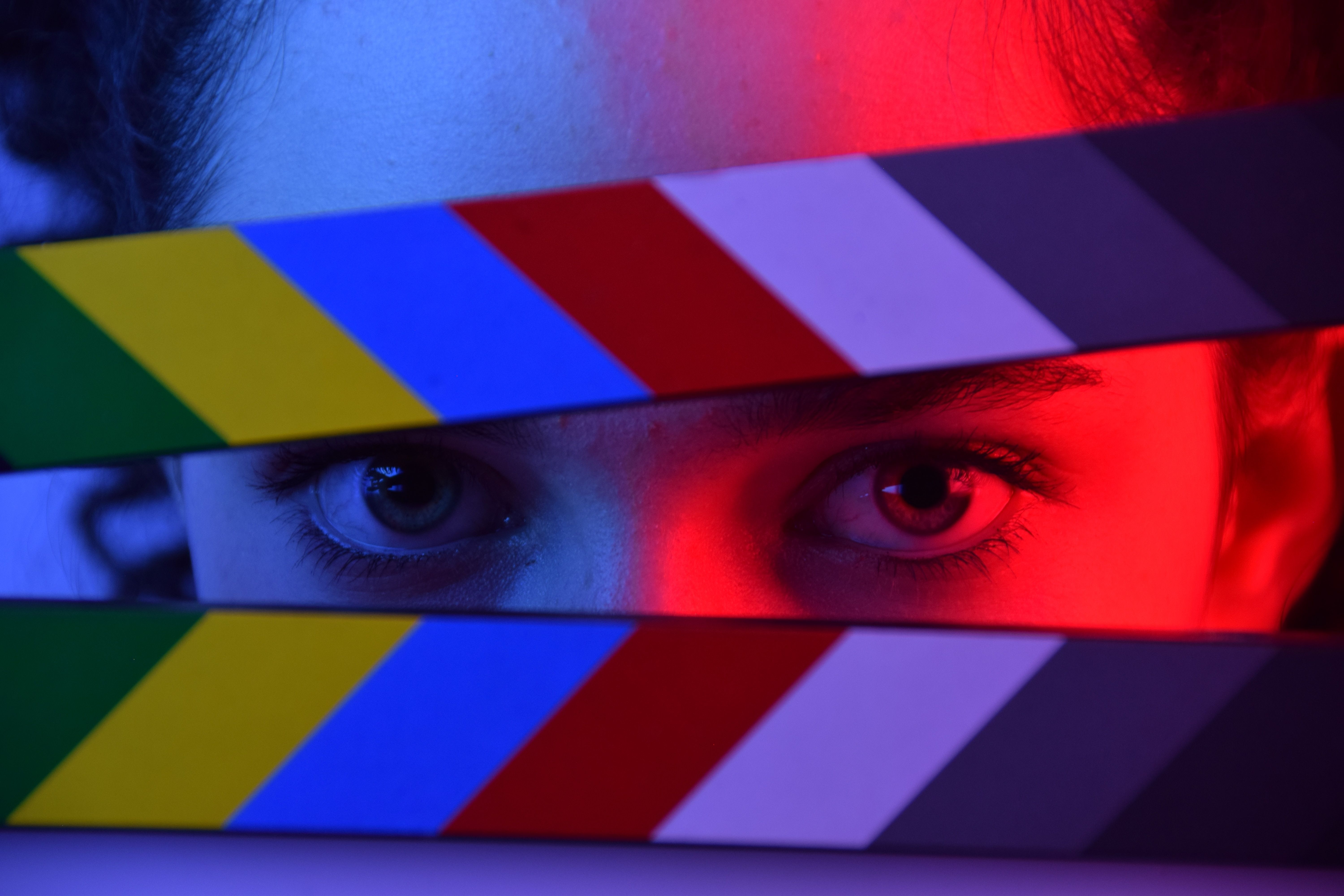 Jovens cineastas trabalhando em projeto sobre migração e inclusão