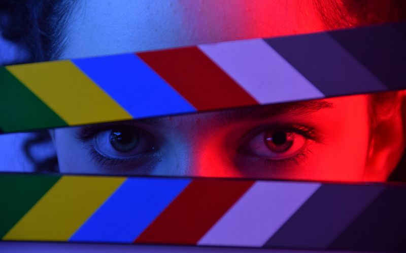 Jovens cineastas trabalhando em projeto sobre migração e inclusão