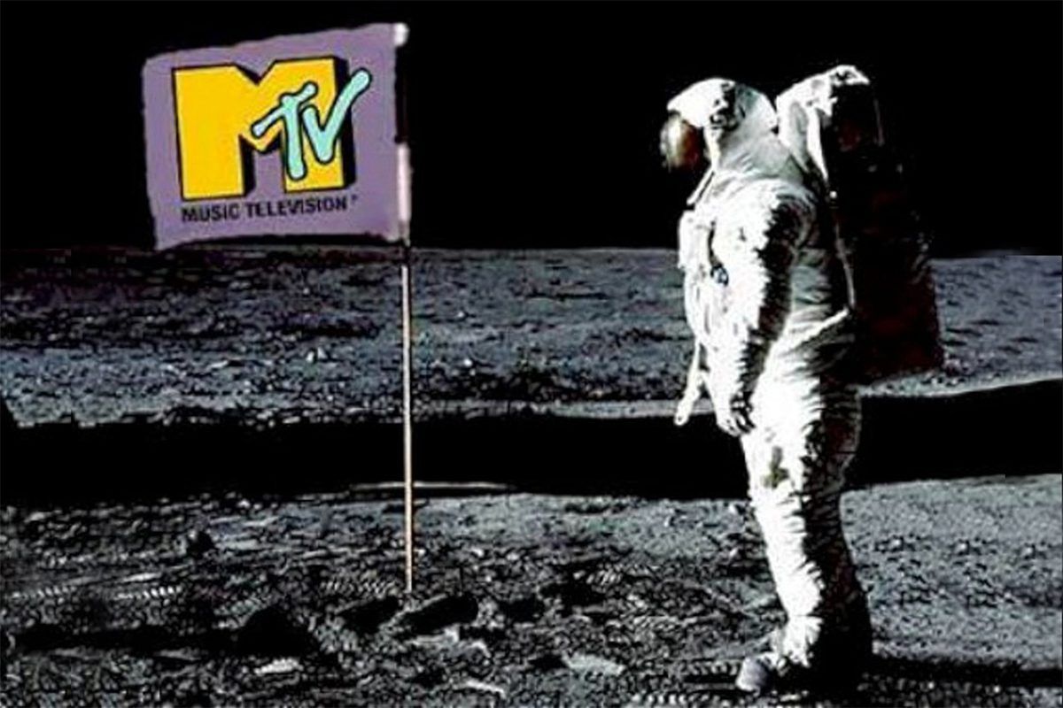 Logo icônica MTV em cores vibrantes sobre fundo de televisor retrô