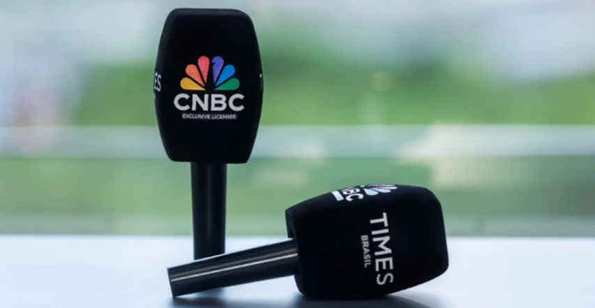 Logo Times Brasil CNBC e estúdio de jornalismo de negócios