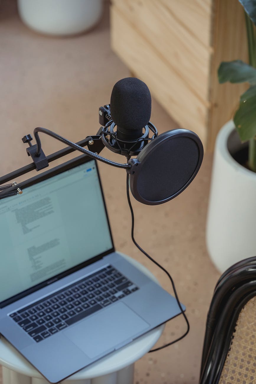 Alunos em cabine de transmissão ao vivo de rádio digital