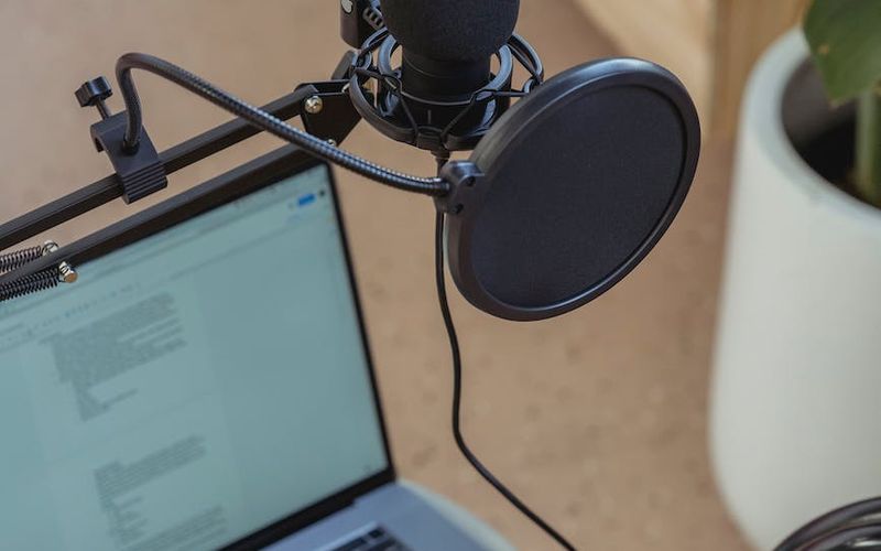 Alunos em cabine de transmissão ao vivo de rádio digital