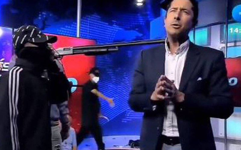 Jornalista em ambiente urbano com equipamento de cobertura